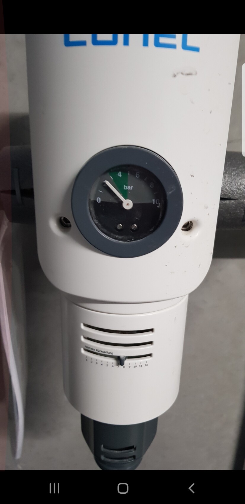 Weiße Heizungsanlage mit Druckanzeige in Bar, Teil der Haustechnik