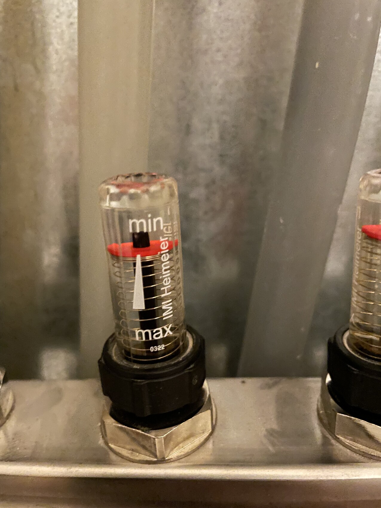 Nahaufnahme einer Druckanzeige an Heizungsanlage mit min-max Markierungen