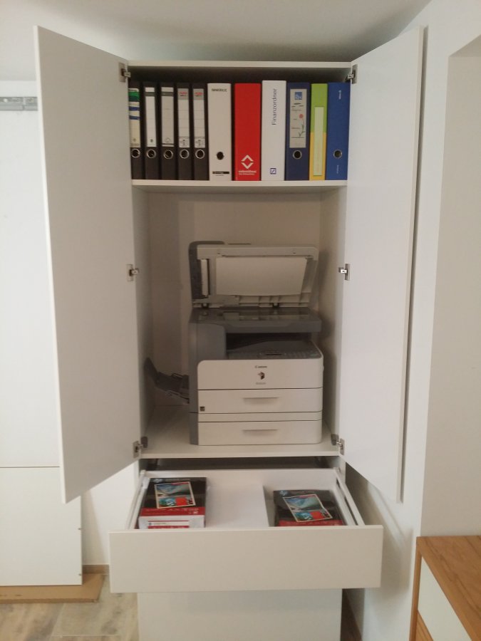 drucker-im-schranksystem-ordnung-im-bueroinnenraum-dokumentenablage.jpg