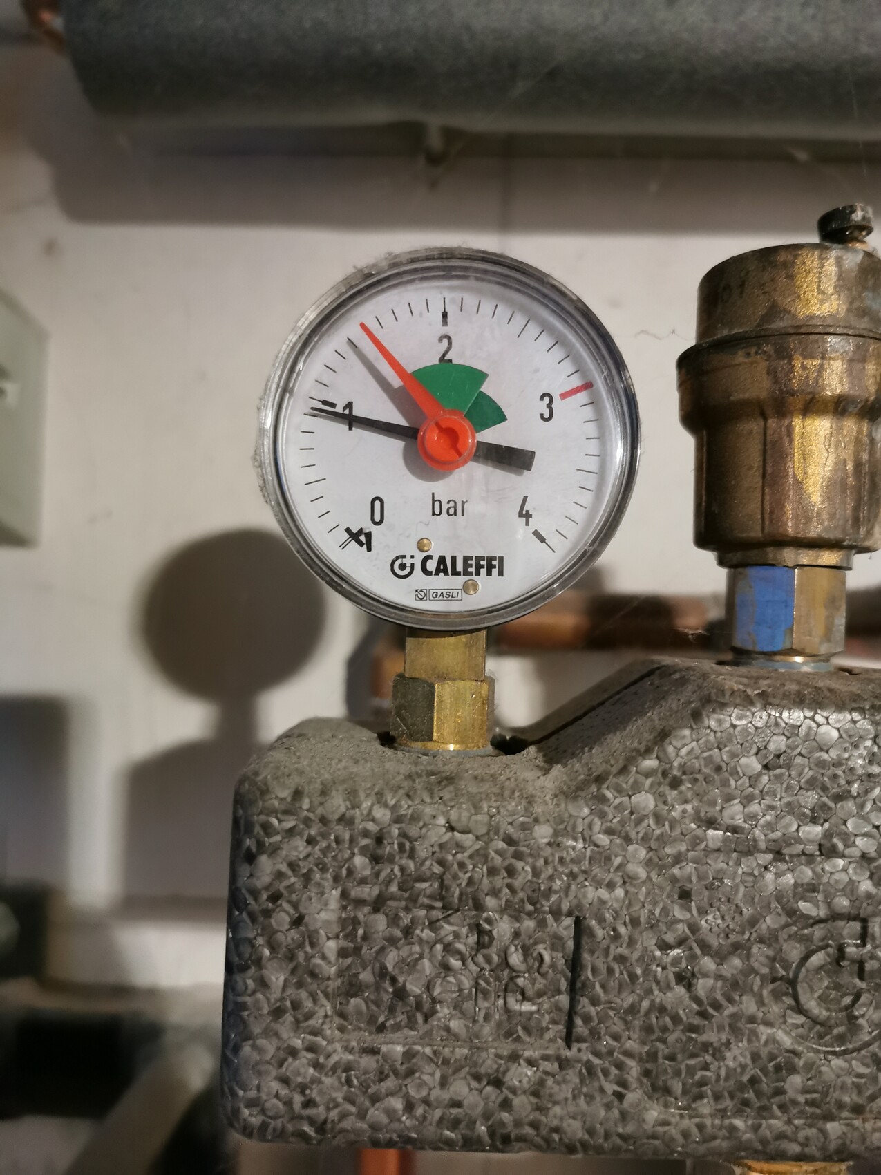 Druckmessgerät am Heizungsventil; Anzeige ca. 1,5 bar, CALEFFI.
