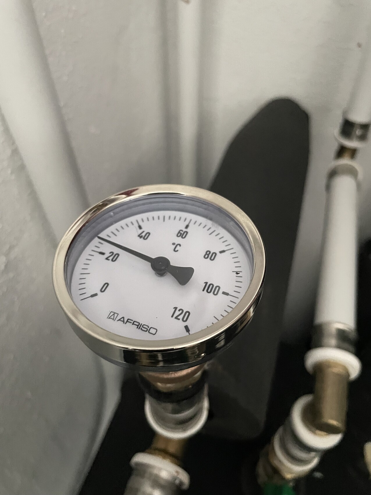 AFRISO-Temperaturmesser an einer Rohrleitung, zeigt ca. 25 °C.