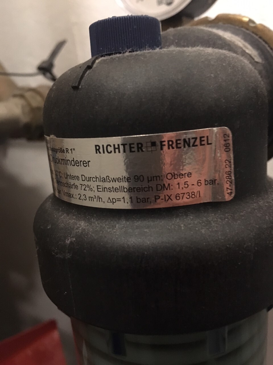 druckminderer-haustechnik-geraet-im-keller.jpg
