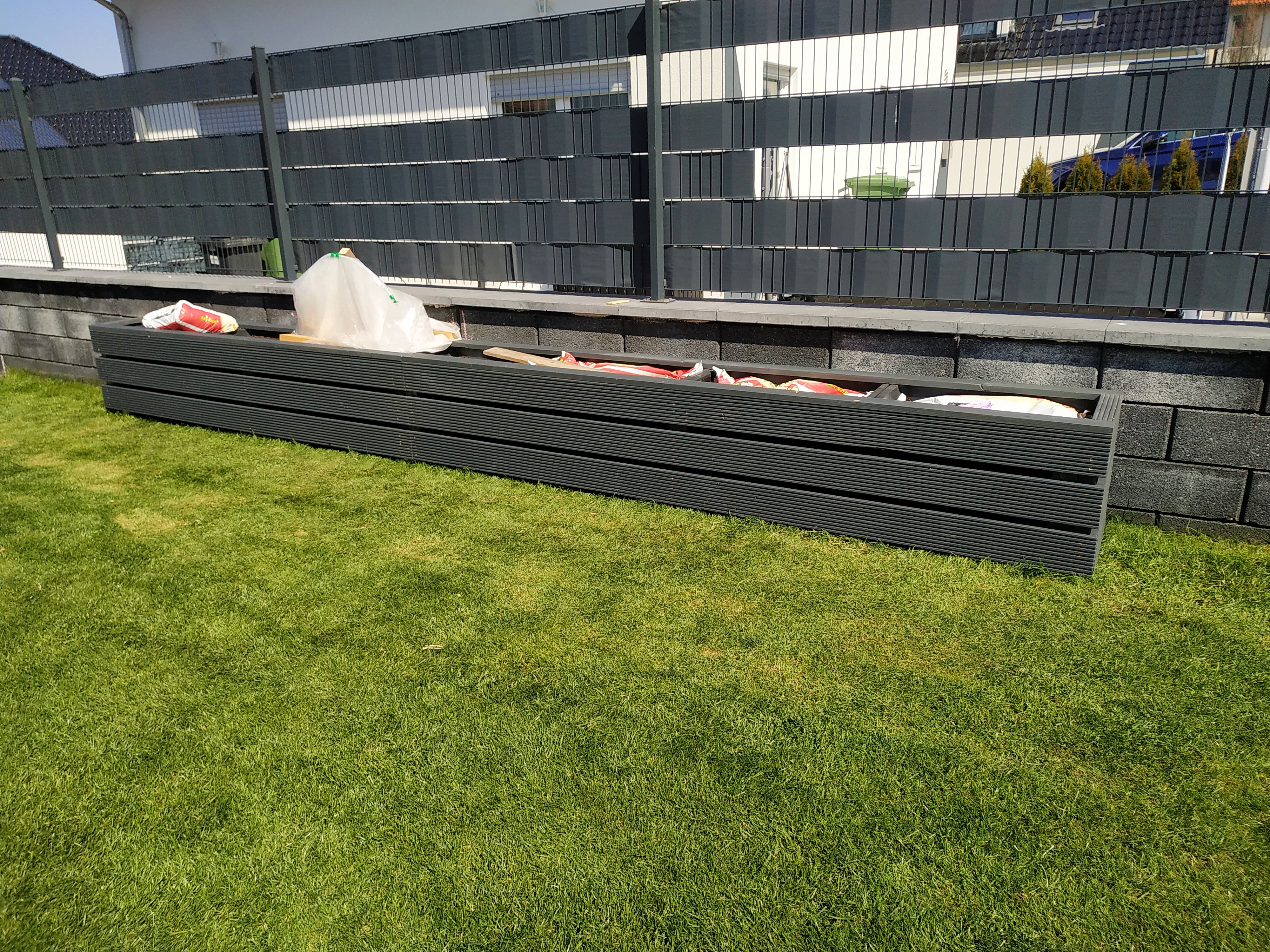 dunkle-decking-bretter-im-garten.jpg