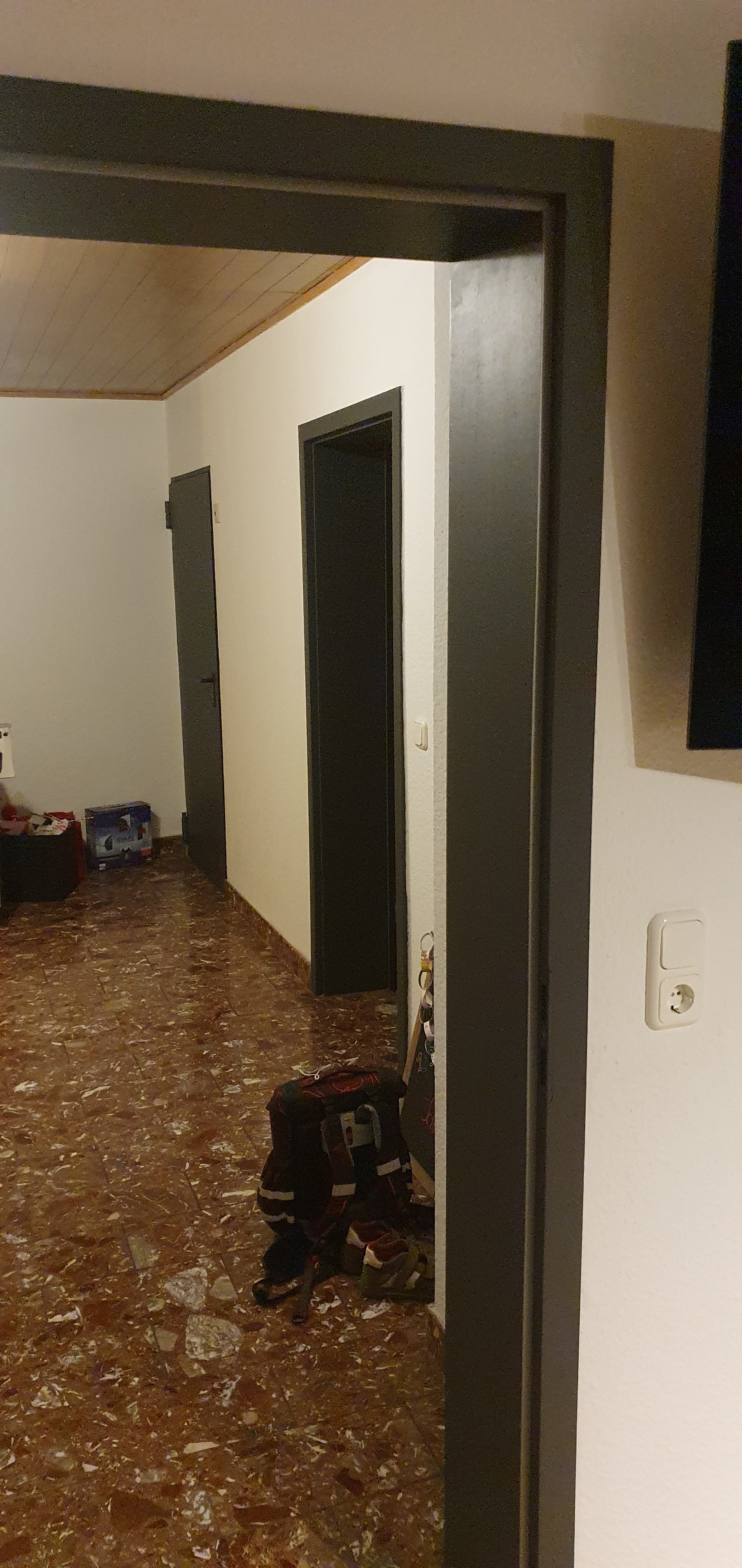 dunkle-holzfenster-und-innentueren-streichen-lackieren-oder-tauschen-612805-2.jpg