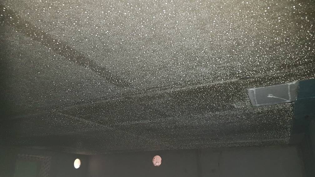 Dunkle Decke mit vielen weißen Punkten wie Sternenhimmel; rechte Lüftung, linke runde Öffnung.