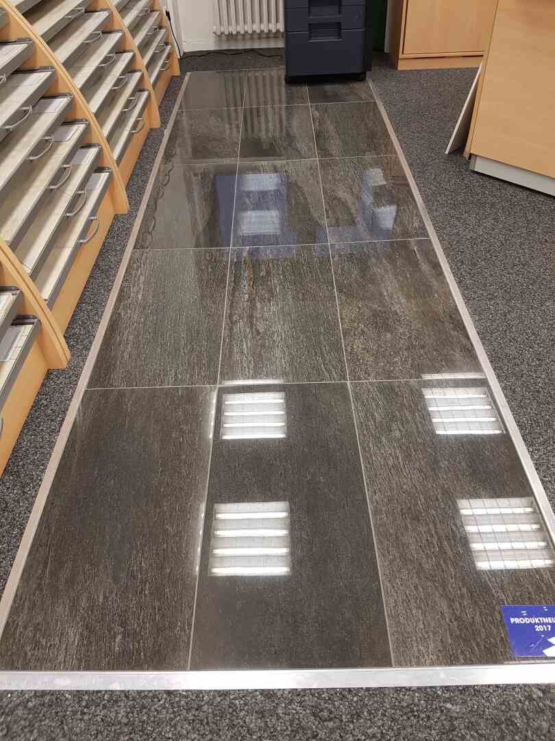 dunkle-polierte-fliesen-bodenbelag-showroom.jpg