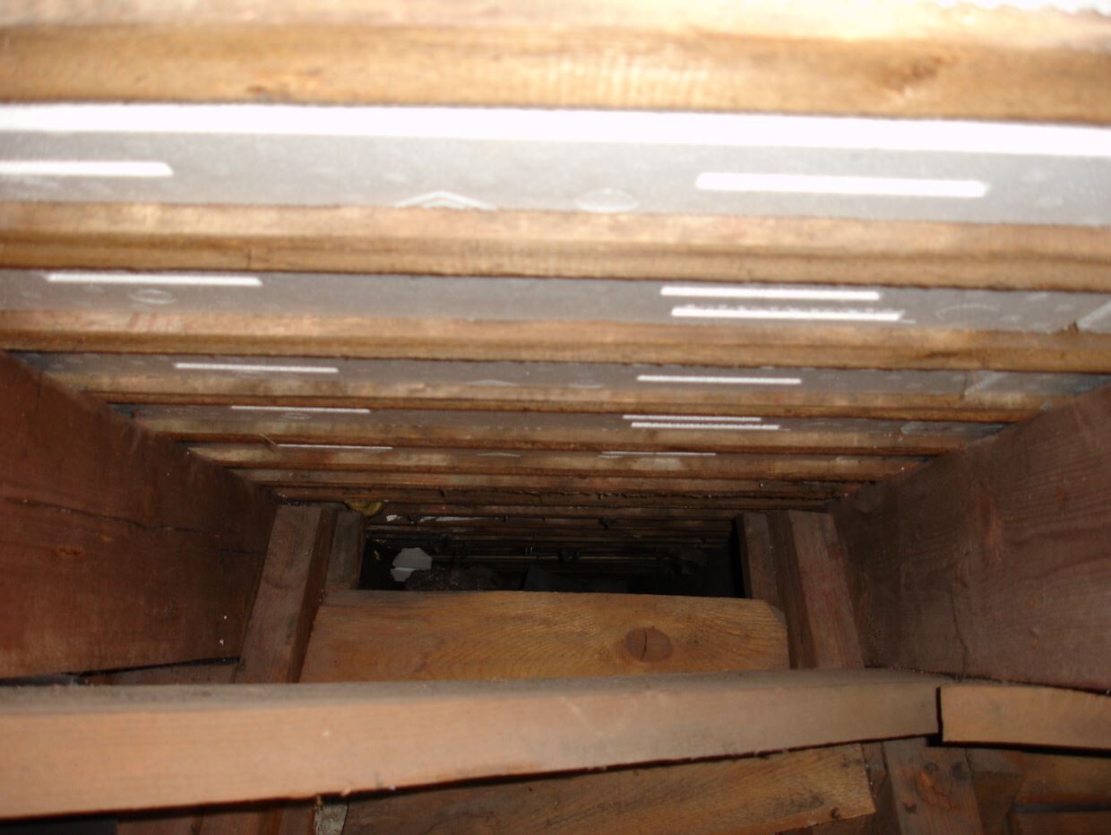 Dachboden mit Holzbalken und offener Rohbaukonstruktion