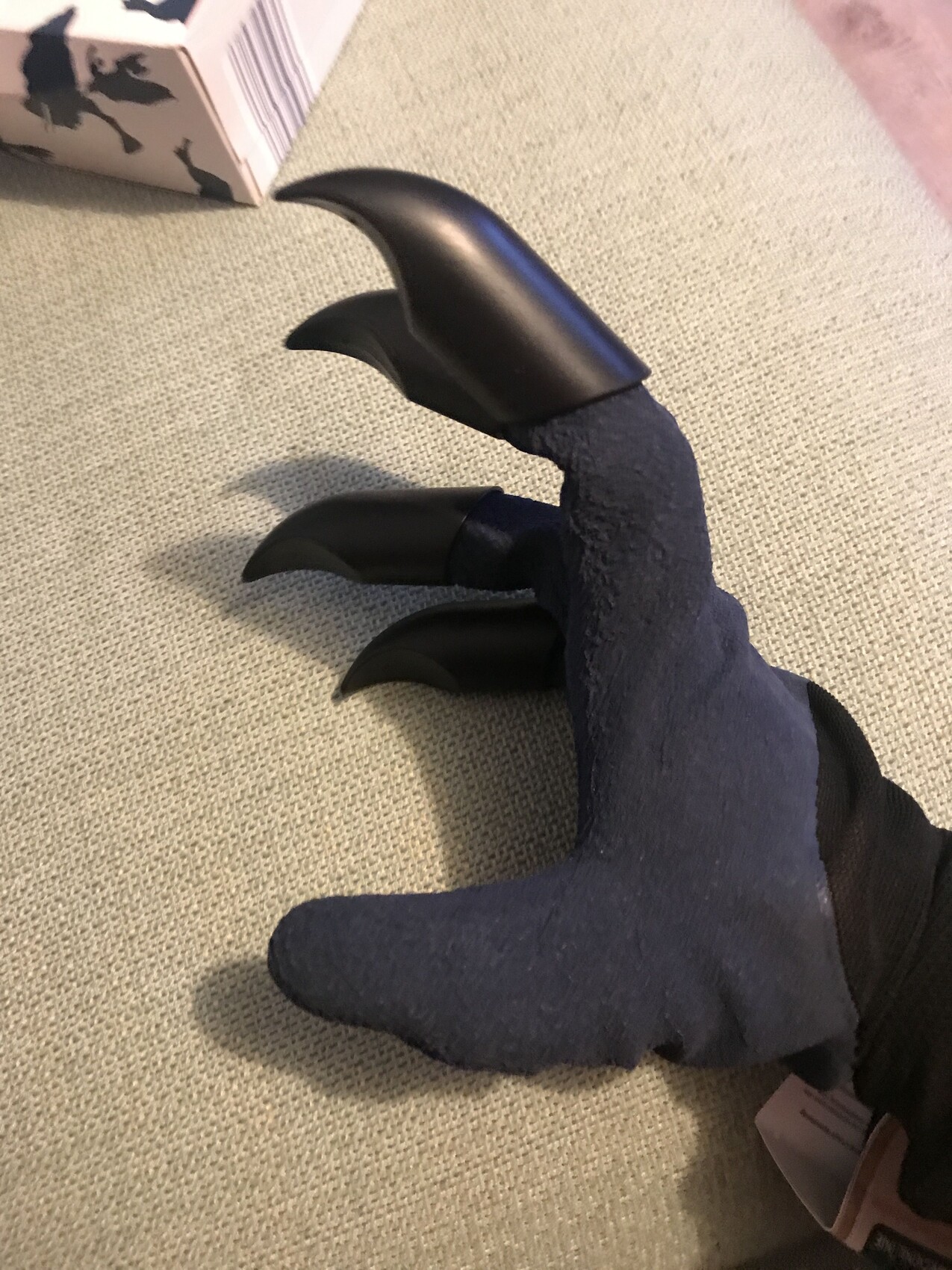 Blauer Handschuh mit drei schwarzen Klauen als Kostüm-Accessoire