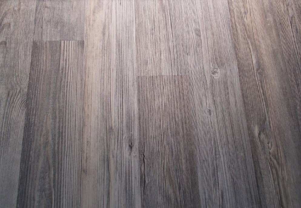 Holzboden mit parallelen dunklen Holzdielen und sichtbarer Maserung.