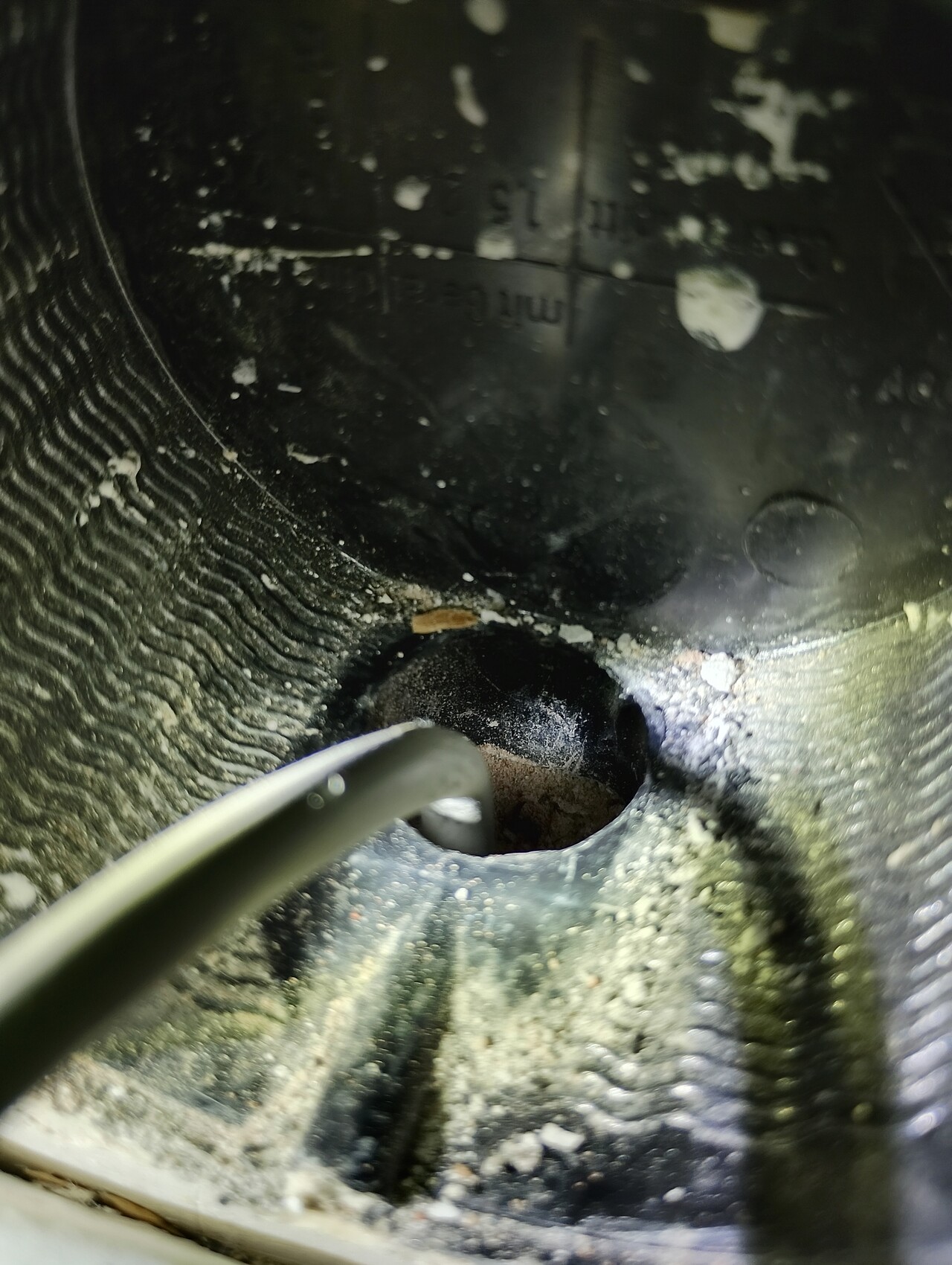 Nahaufnahme eines rohrdurchgangs mit daemmung und staub im dunklen innenbereich