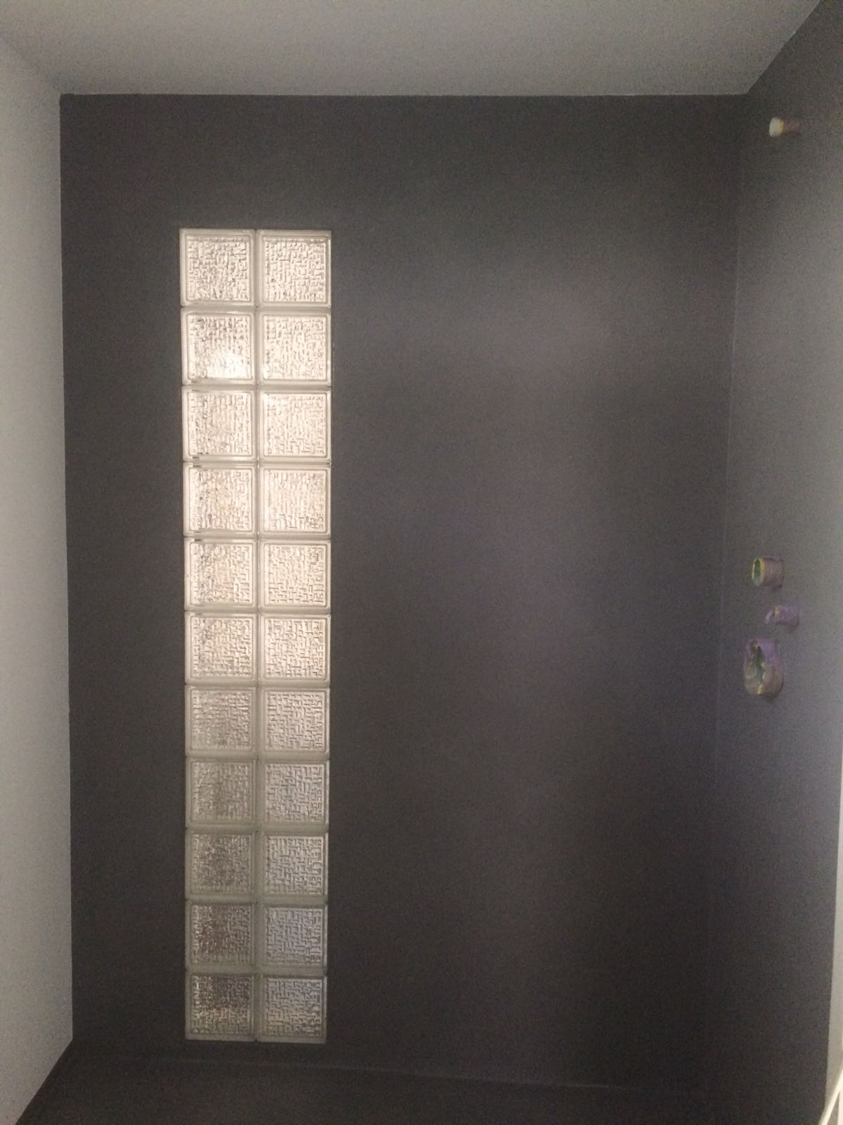 dunkles-bad-wand-mit-glasbausteinen.JPG