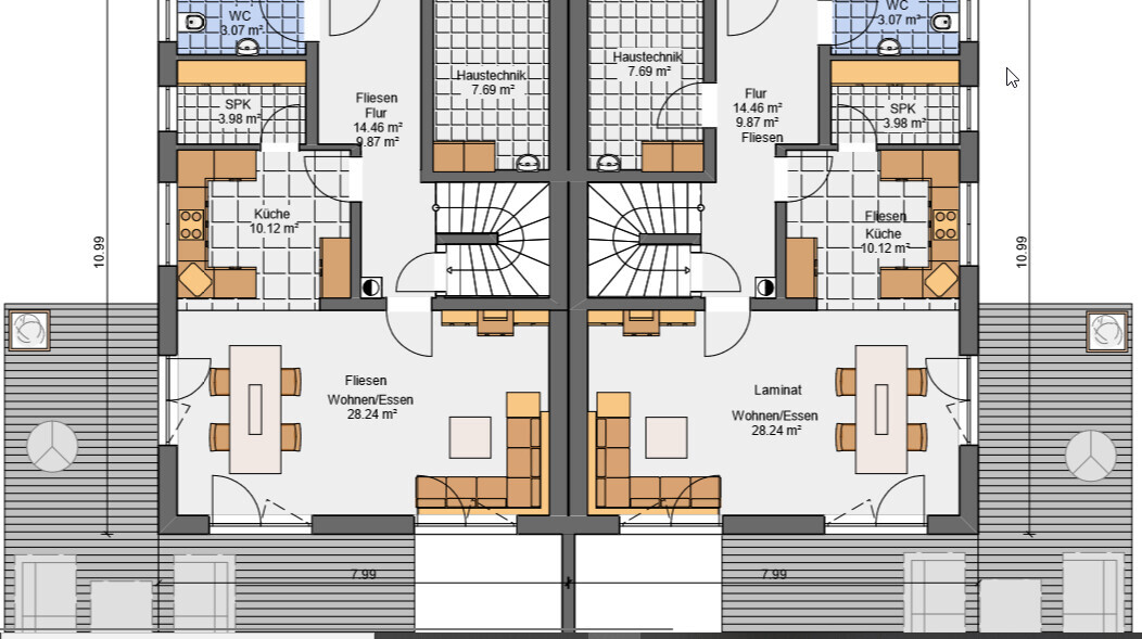 Grundriss zweier spiegelverkehrter Wohnungen mit Küche, Wohnzimmer, WC, Treppenhaus und Terrasse.