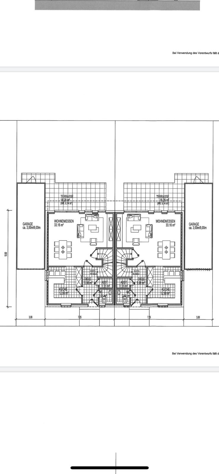 Doppelhaushälfte Grundriss: zwei spiegelbildliche Wohnungen: Wohnzimmer, Küche, Terrasse und Garage.