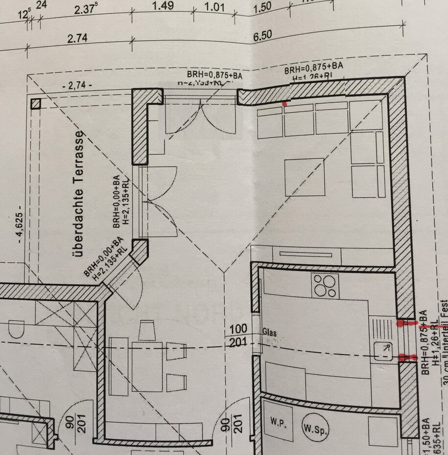 Grundriss einer Wohnung: Wohnzimmer mit Sofa, Esstisch, Küche, Glaselement und überdachte Terrasse.