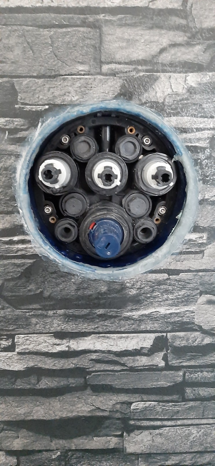 dusche-defekt-montiert-teil-vergessen-bei-neubau-durch-klempner-416266-1.jpg