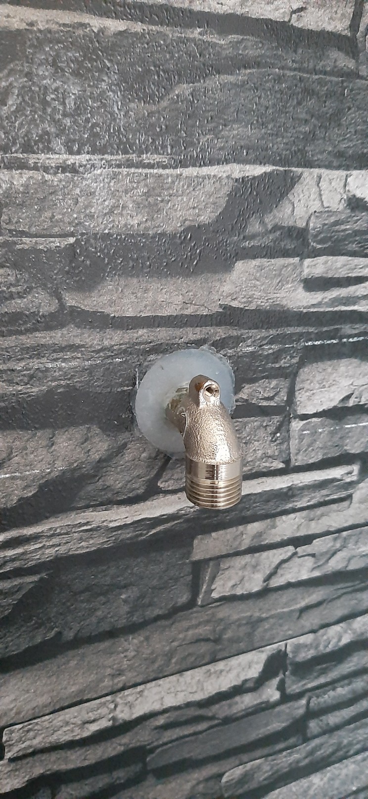dusche-defekt-montiert-teil-vergessen-bei-neubau-durch-klempner-416266-3.jpg
