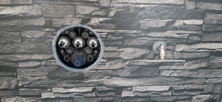 dusche-defekt-montiert-teil-vergessen-bei-neubau-durch-klempner-416266-4.jpg