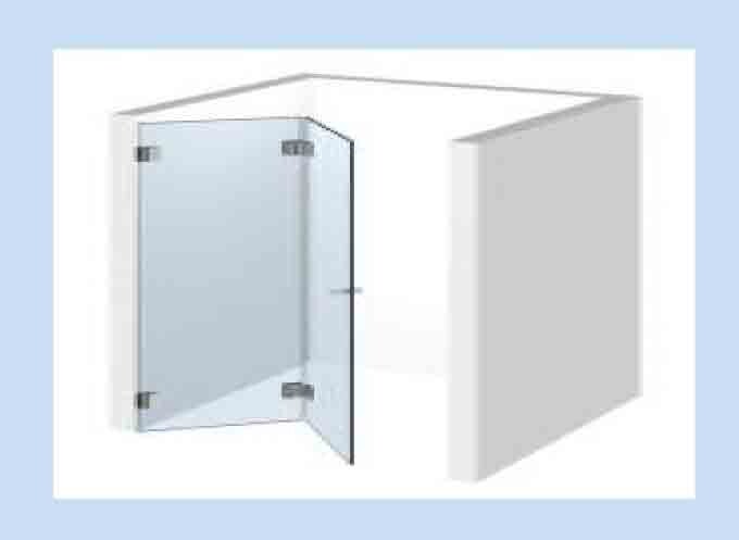 Weiße Eckdusche mit Glaswand und Tür in heller Badezimmer-Ecke