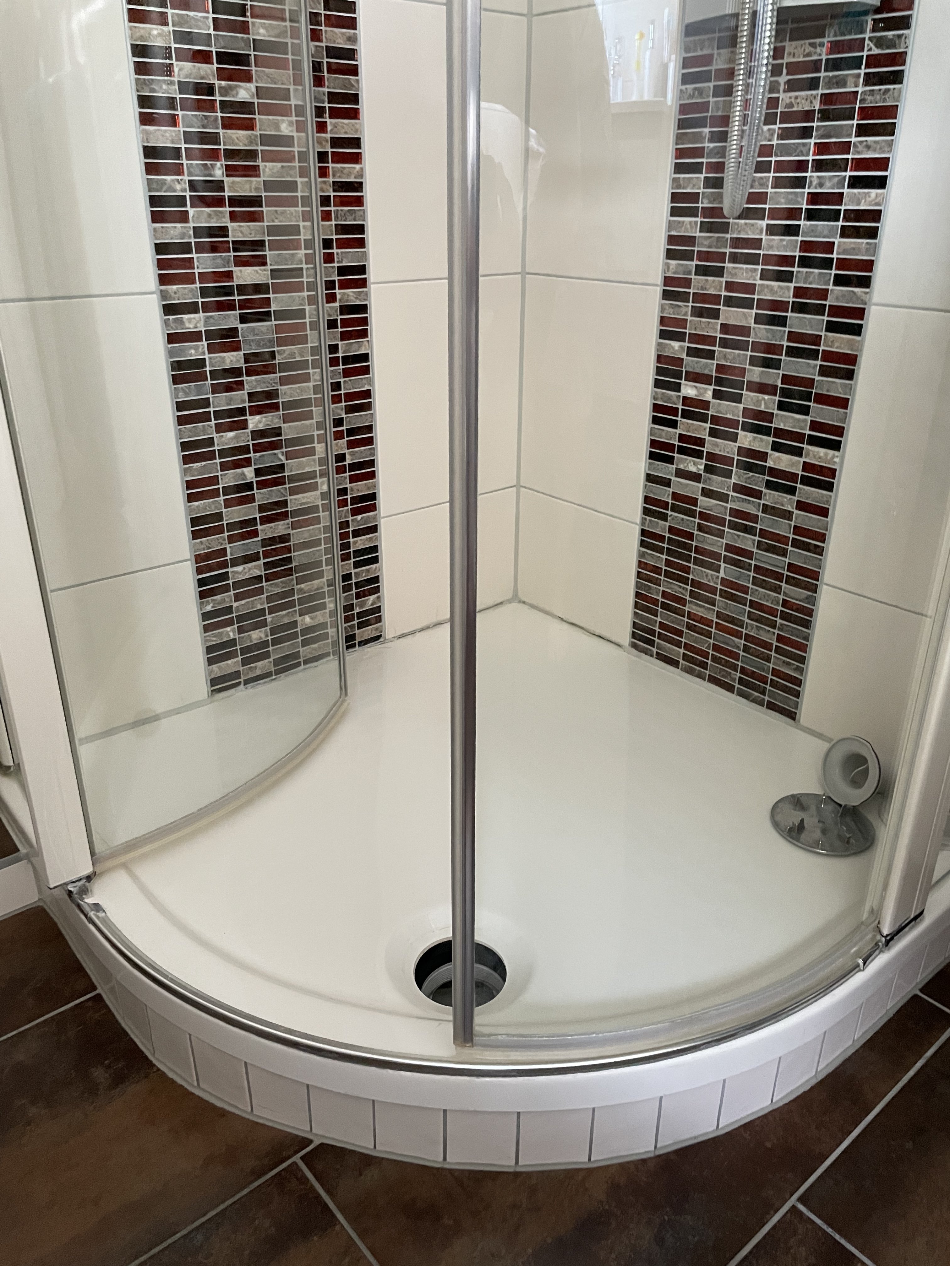dusche-undicht-nachtraeglich-abdichten-577196-1.jpeg