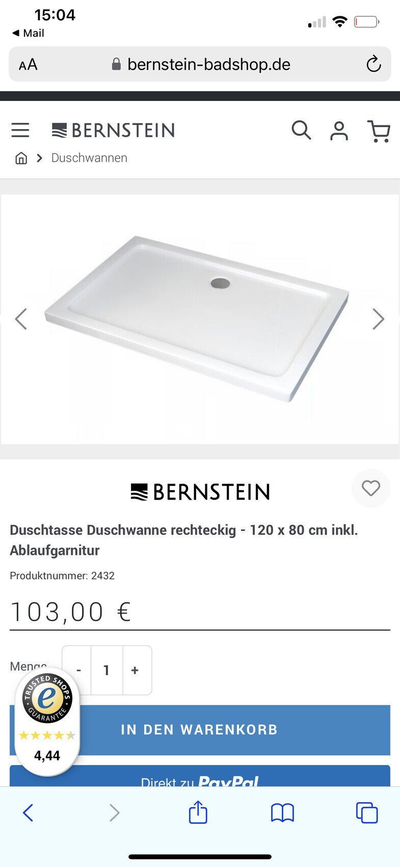 Weiße rechteckige Duschwanne mit zentralem Abflussloch, in schräger Perspektive.