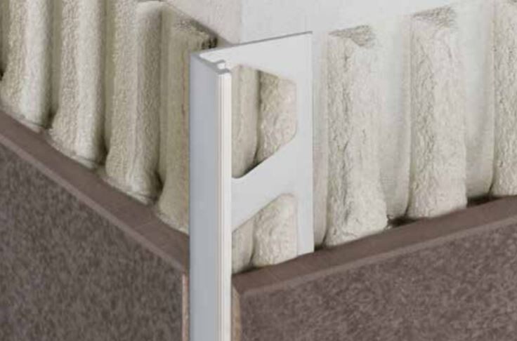 Weiße Metallhalterung mit rechteckiger Öffnung vor beige texturierter Wand.