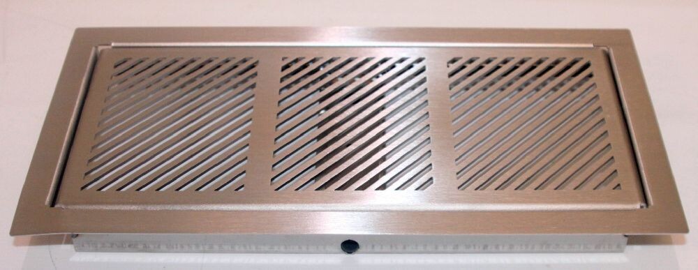 Rostfreies Edelstahl-Lüftungsgitter mit diagonalen Lamellen im Rahmen.