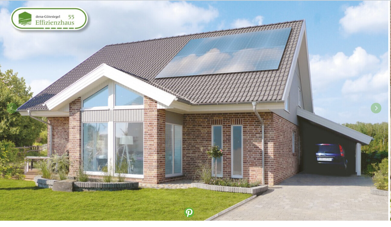 Moderne Ziegelhausfront mit Solarpanelen auf dem Dach, Carport und Garten