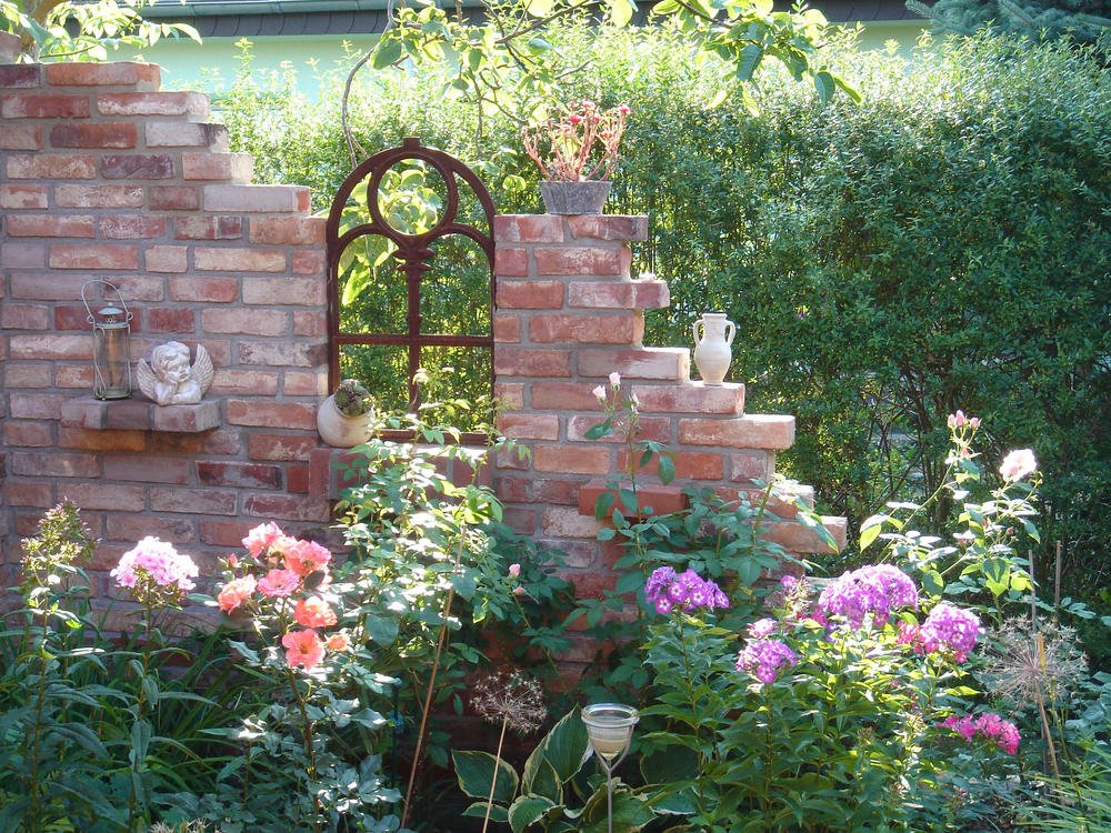 eine-gartenmauer-mauern-materialien-und-vorgehen-486584-1.jpg