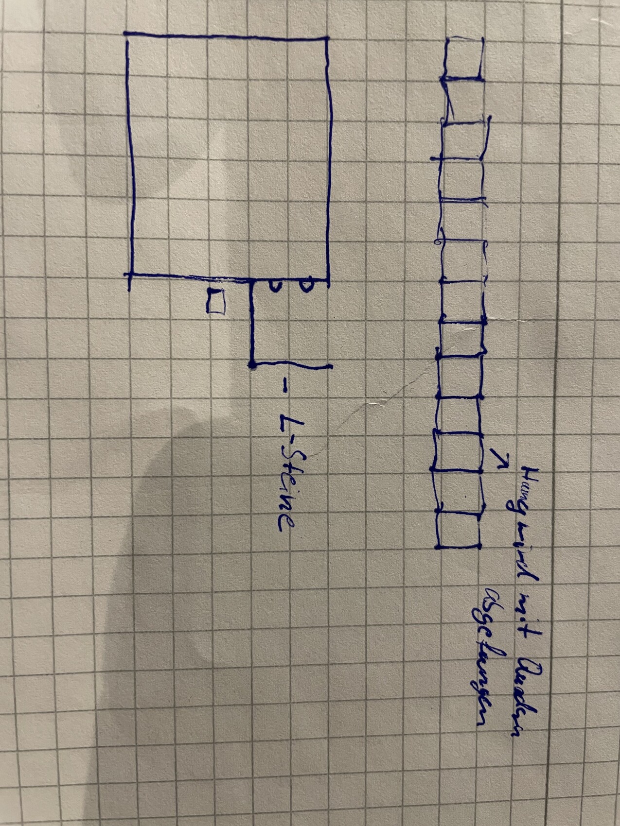 Grundriss-Skizze: links großes Quadrat, rechts senkrechte Reihe kleiner Rechtecke.