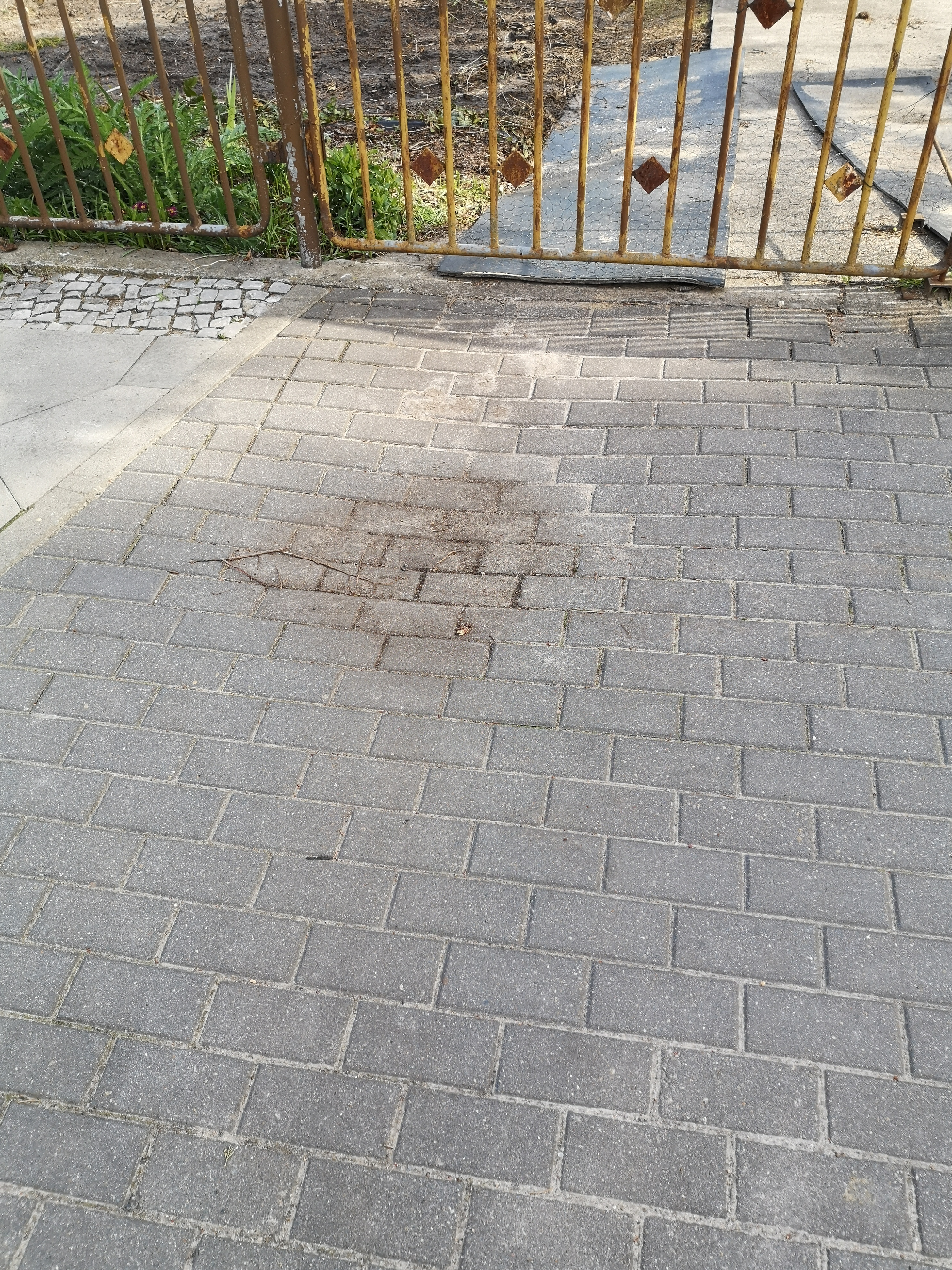 einfahrt-beschaedigt-durch-abrissfirma-schadenersatz-495334-2.jpg