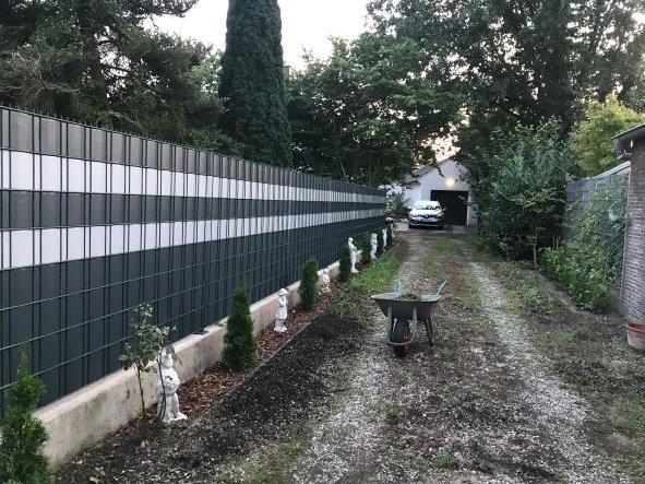 einfahrt-garten-vorplatz-mauer-und-zaun.jpg