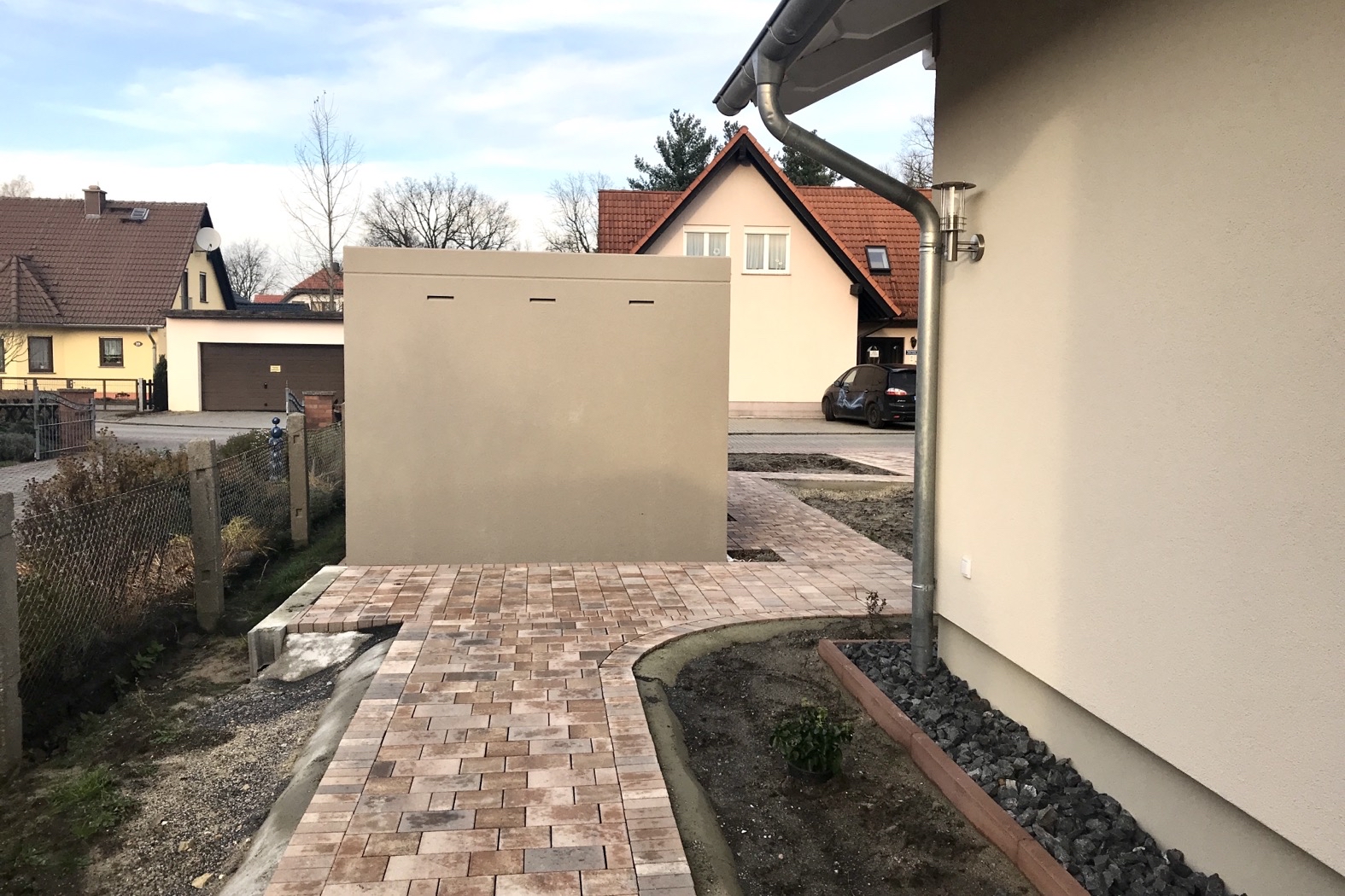 einfahrt-stellflaeche-mit-beet-wie-ist-die-einfassung-aufzubauen-590104-1.jpeg