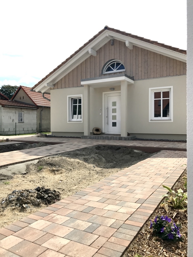 einfahrt-stellflaeche-mit-beet-wie-ist-die-einfassung-aufzubauen-590104-1.jpeg