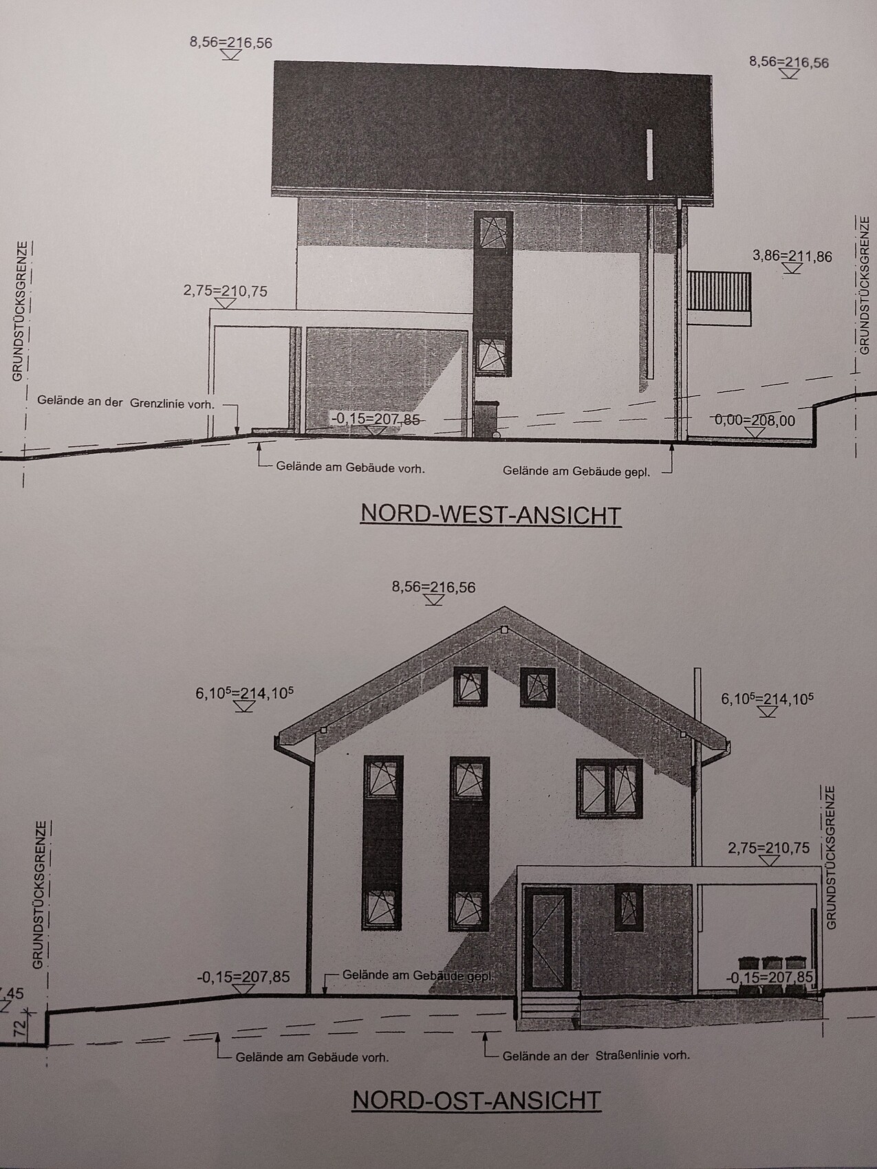 Nord-West- und Nord-Ost-Ansicht eines Einfamilienhauses mit Fenstern, Dach und Terrasse.