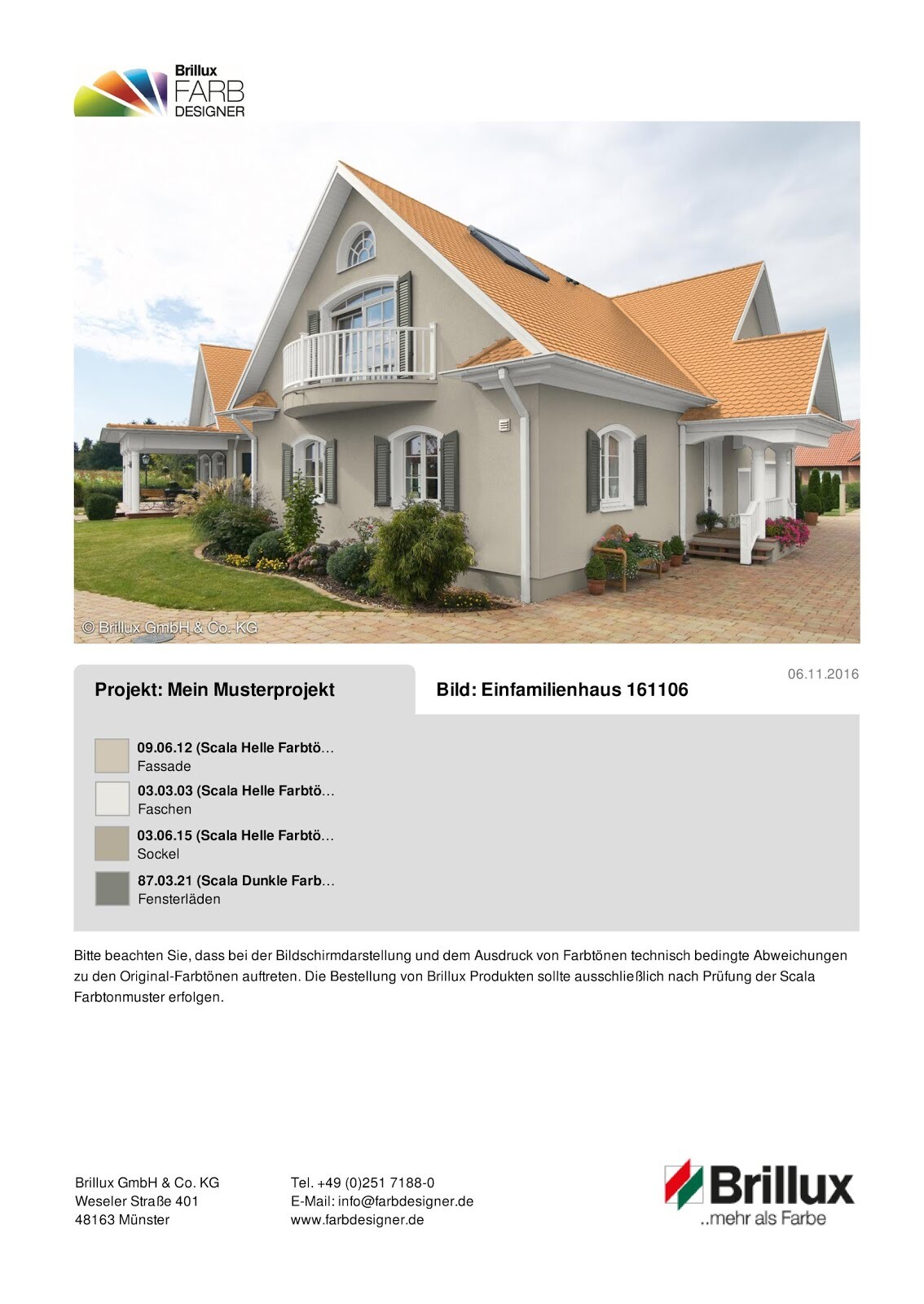 Einfamilienhaus mit hellbeiger Fassade, orangefarbenem Ziegeldach, Balkon und Garten.