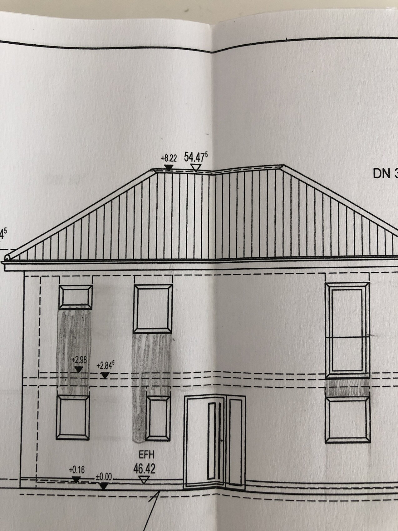 Frontansicht eines EFH mit Satteldach, Fenstern und Eingangstür – architektonische Zeichnung