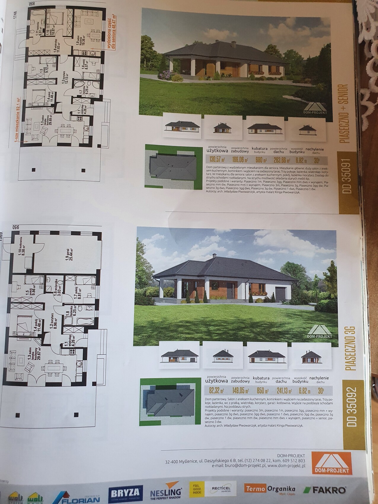 Katalogseite mit Grundrissen links und 3D-Hausentwürfen mit Garten rechts.