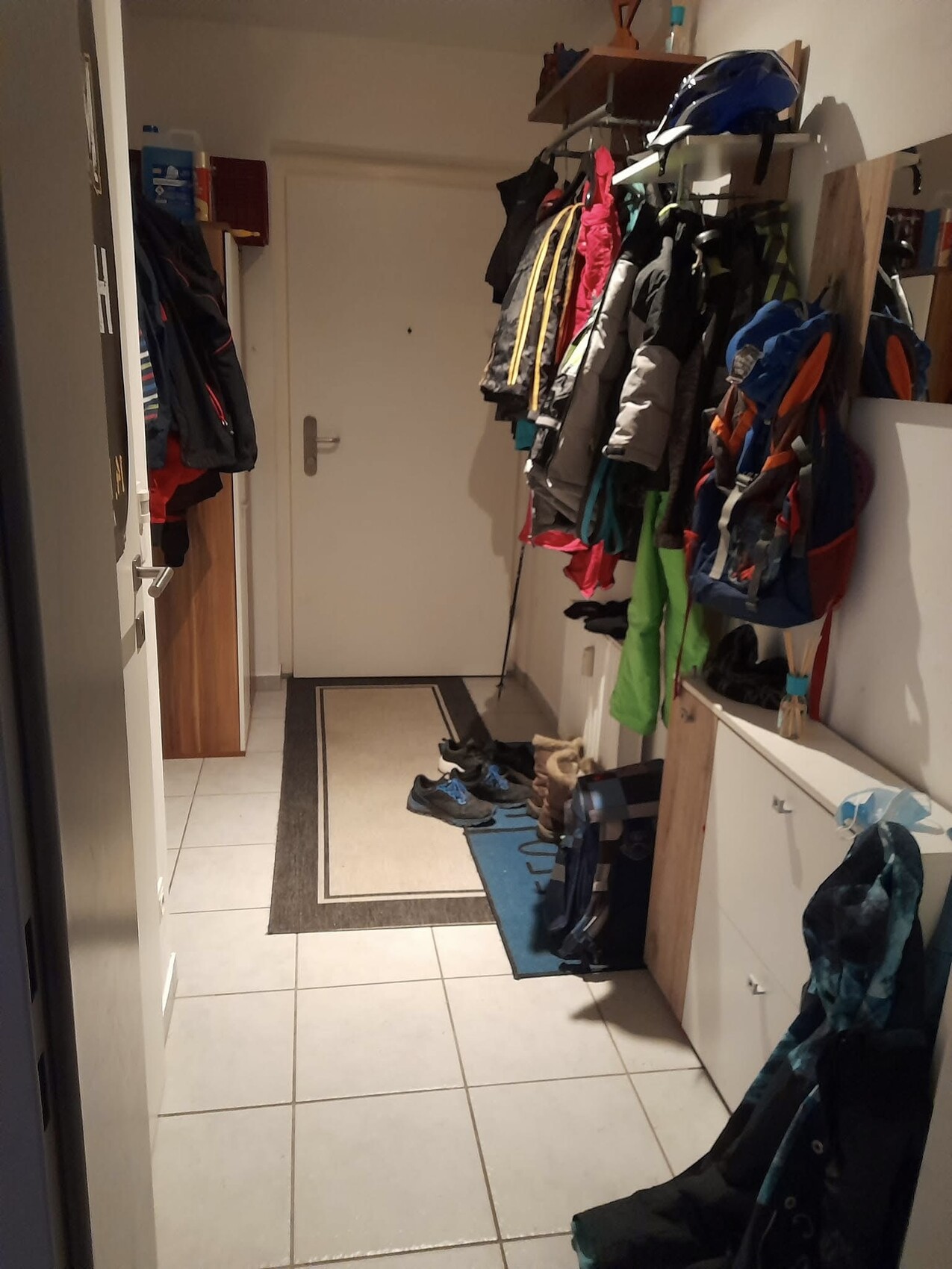 Flur-Eingangsbereich mit Garderobe, Jacken und Schuhen
