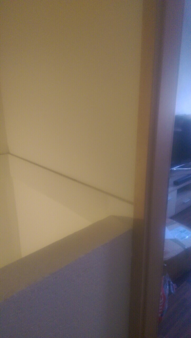 Innenansicht eines Flurs mit Türrahmen, Wohnzimmer im Hintergrund