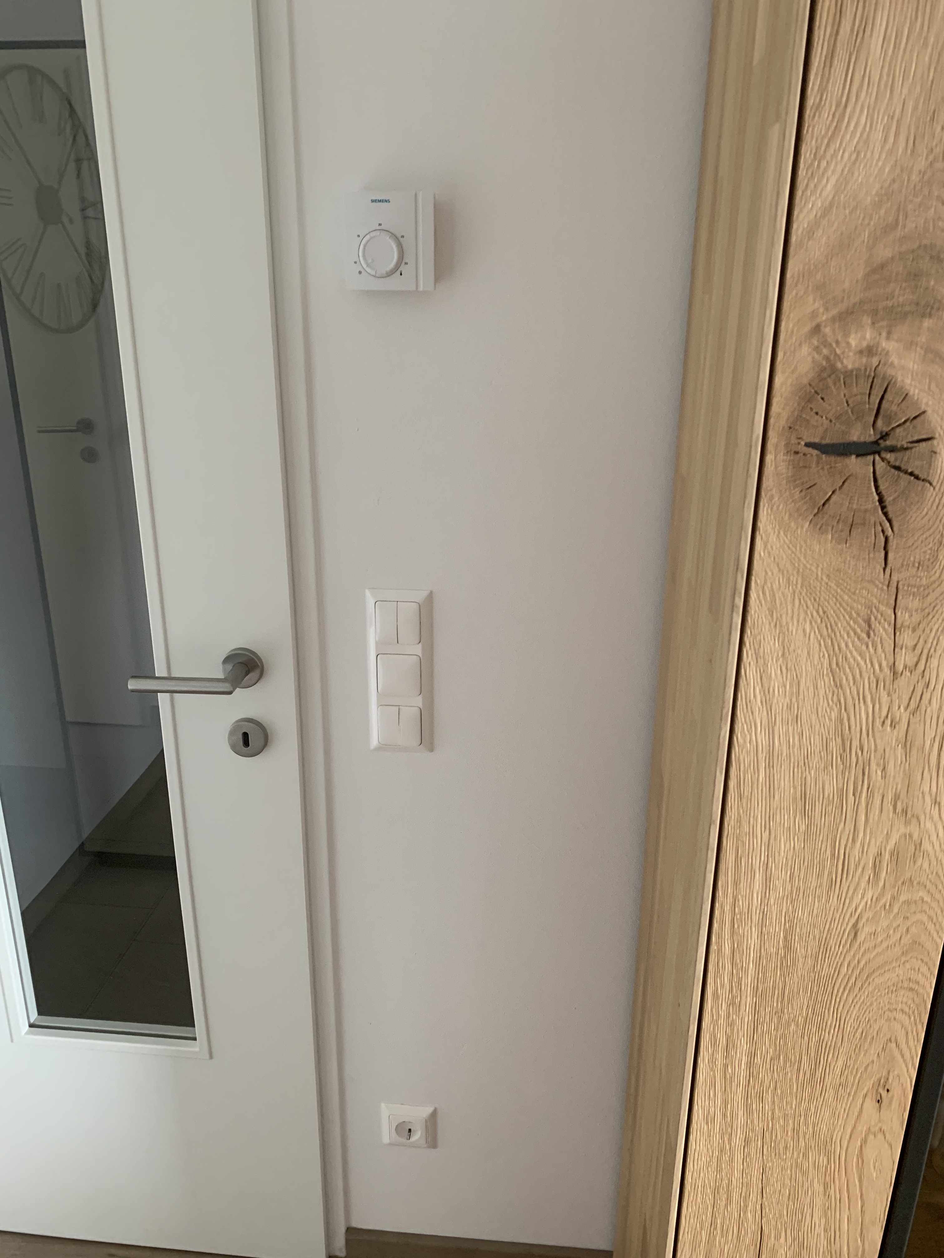 eingangsbereich-korridor-thermostat-lichtschalter-weisse-wand.jpeg