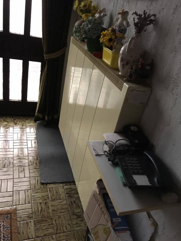 eingangsbereich-sideboard-deko-vasen-helles-ambiente.jpg
