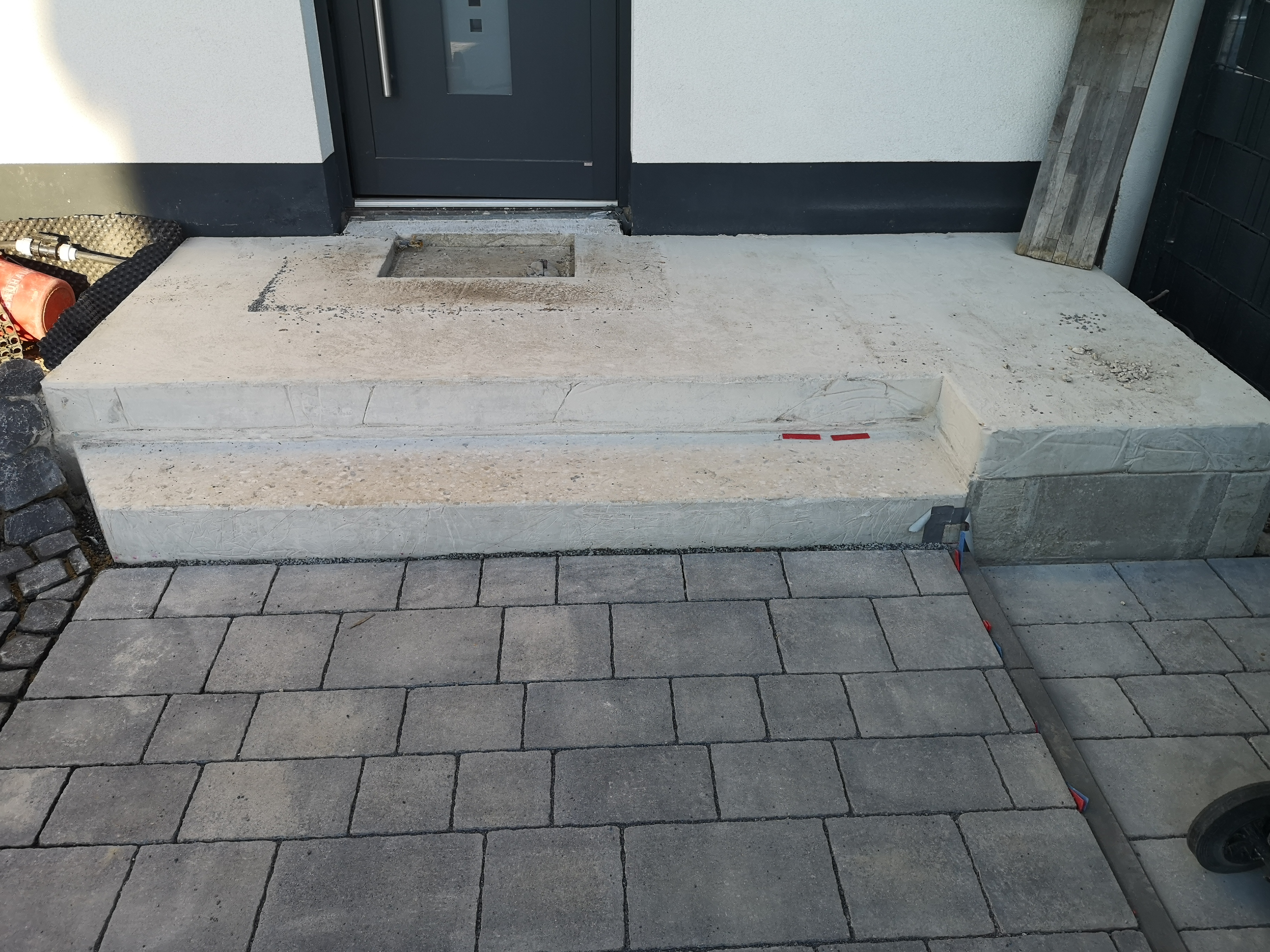 eingangspodest-fliesenraender-der-stufen-685573-1.jpg