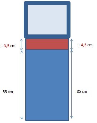 Schematische Eingangstür mit Oberlichtfenster, rotem Zwischenstück und blauem Türblatt