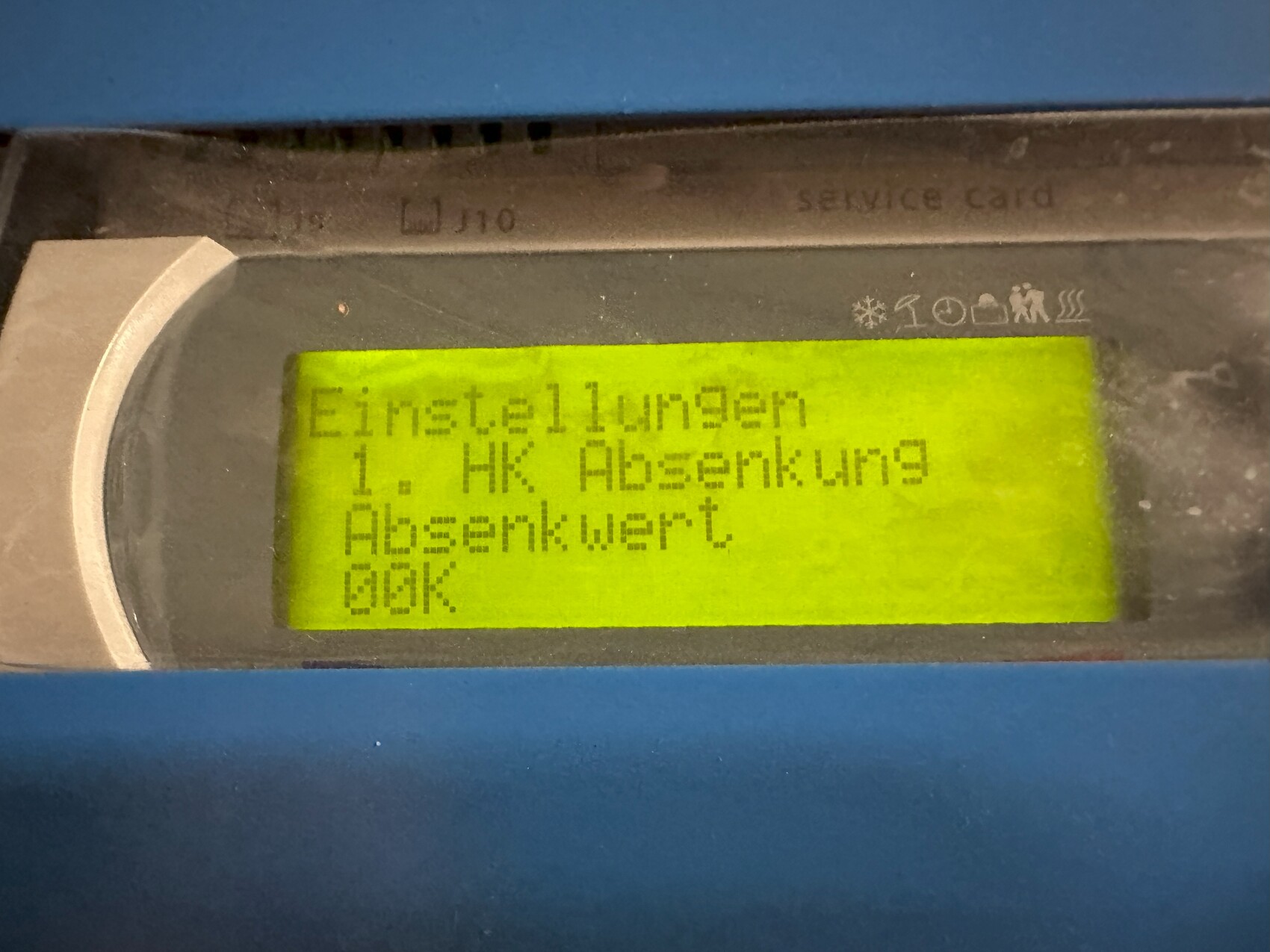 Grünes LCD-Display zeigt Menütext: Einstellungsmenü, 1. HK Absenkung, Absenkwert, OK.
