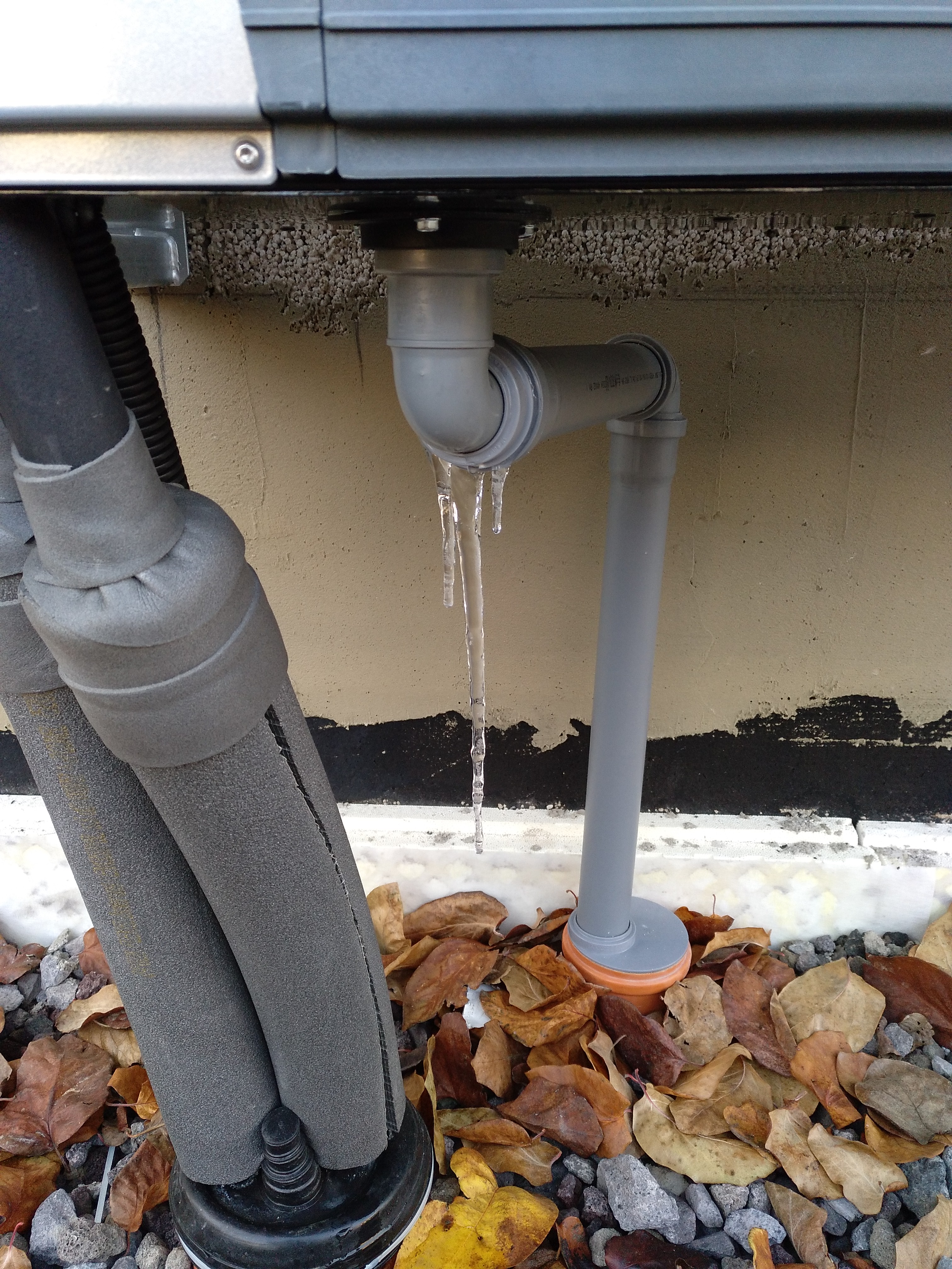 eiszapfen-an-luft-waermepumpe-normal-298296-1.jpg