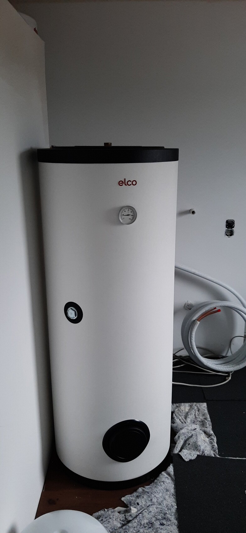 Weißer runder Wasserboiler/Heizkessel mit Druckanzeige, elco-Logo und seitlichen Anschlüssen.