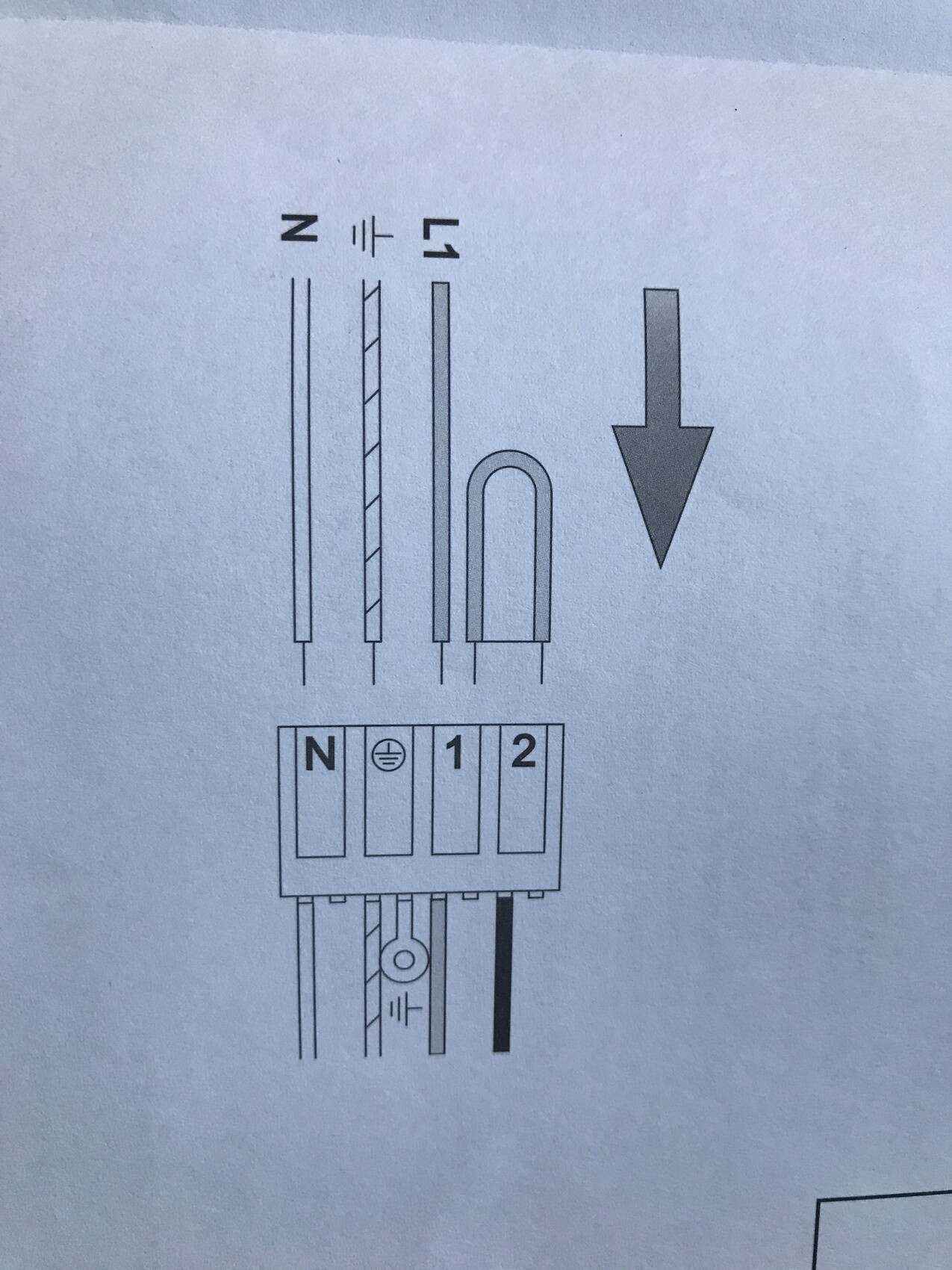 Elektrische Anschlussplatte mit Klemmen N, Erde, 1, 2; Pfeil nach unten.