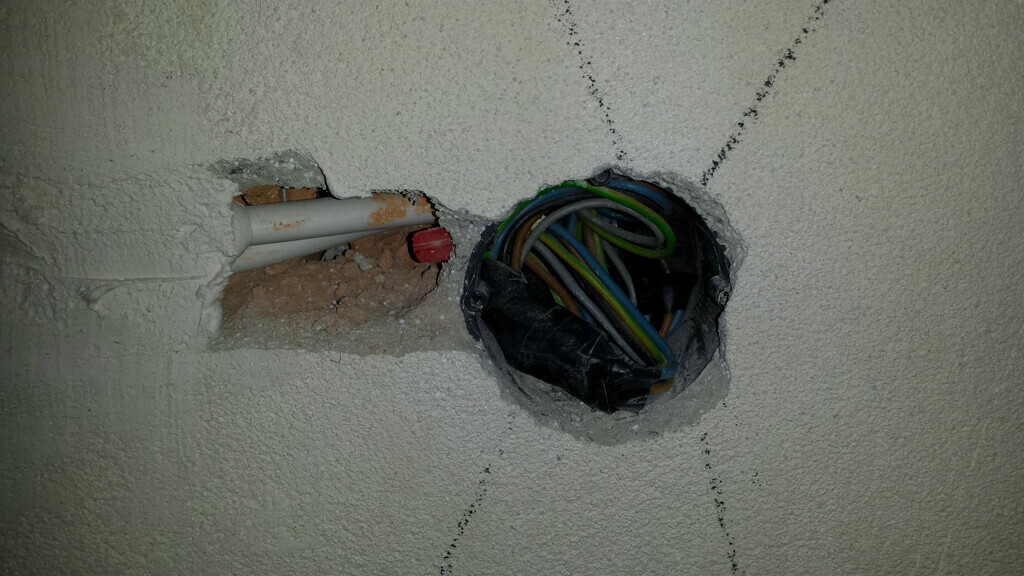 elektrische-installation-wanddurchbruch-im-bau.png