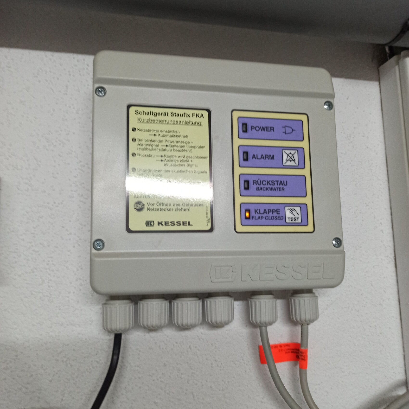 KESSEL Schaltkasten mit Statusanzeigen: Power, Alarm, Rückstau, Klappe
