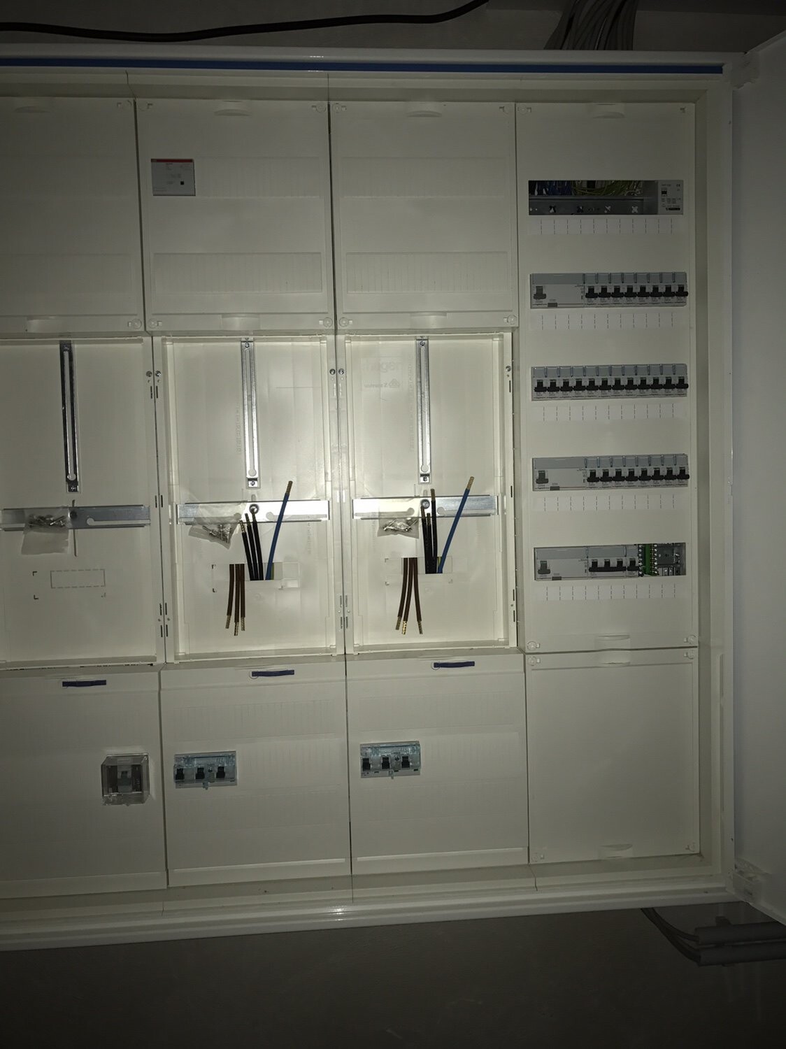 Elektrische Verteilungsschrank mit Sicherungen und Kabeln